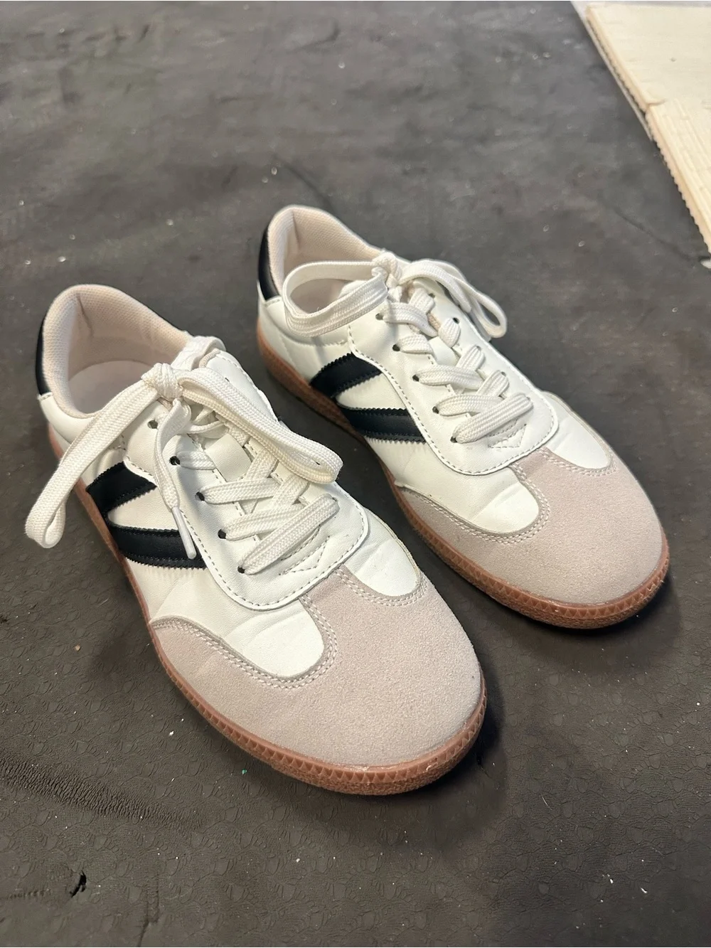 Retro-Inspired White Sneakers with Black Stripes and Gum Sole
